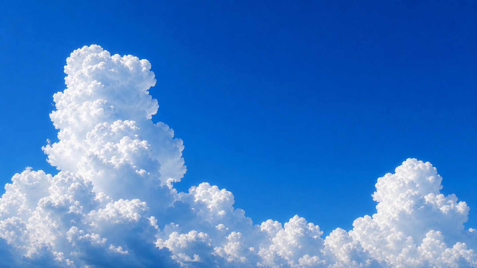 青空に立ち上がる夏の入道雲